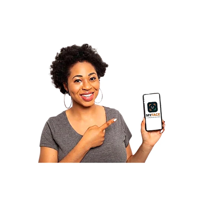 Une invitée montre l'application MYFACE sur son téléphone